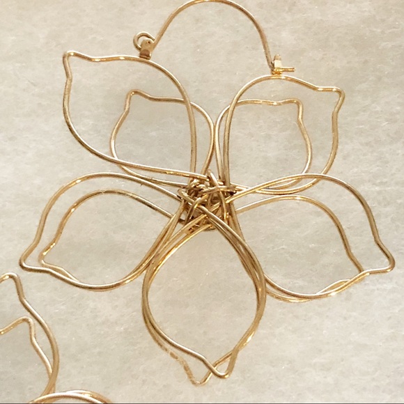 Gold Tone Wire Gardenia Flower Hoop Earrings with jewel - Picture 8 of 13